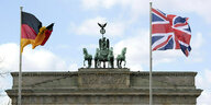 Auf dem Brandenburger Tor wehen die britische und die deutsche Flagge