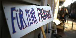 EIn Schild mit der Aufschrift "Für mehr Freiräume"