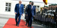Bundespräsident Steinmeier und der kanianische Präsident Williamc Ruto gehen an Soldaten vorbei, die Spalier stehen