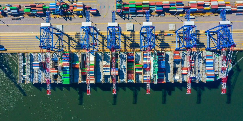 Ein Containerhafen von oben