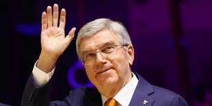 Thomas Bach winkt ins Publikum