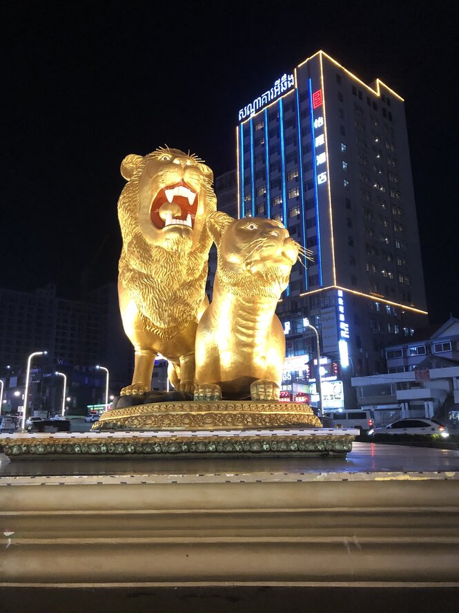 Die Skulptur eines goldenen Löwen