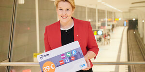 Das Foto Regierungschefin Franziska Giffey (SPD) beim Verkaufsstart des 29-Euro-Tickets mit einer übergroßen Fahrkarte.