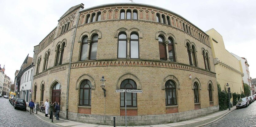 Der Gelbklinkerbau der Braunschweiger Synagoge mit Rundbogenfenstern, mit dem Fischauge fotografiert