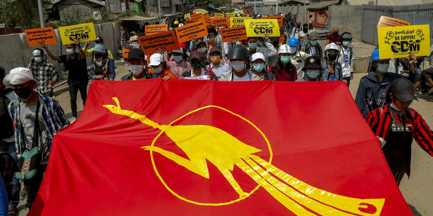 Demonstration gegen den Putsch mit einem großen rot-gelbe NLD-Transparent am 17. März 2021 in Mandalay