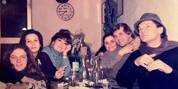 Eine Tischgesellschaft, in der Mitte sitzt Schauspielerin Marisa Mell