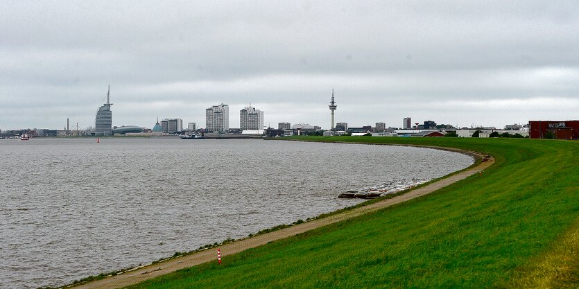 Der Deich am Naturschutzgebiet Luneplate in Bremerhaven.