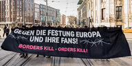 Angehörige der linken Szene demonstrieren in der Innenstadt für eine Öffnung der europäischen Grenzen. Vermummte Teilnehmer halten dabei ein Transparent mit der Aufschrift "Gegen die Festung Europa und ihre Fans! Borders kill - Orders kill!" - ein Foto a
