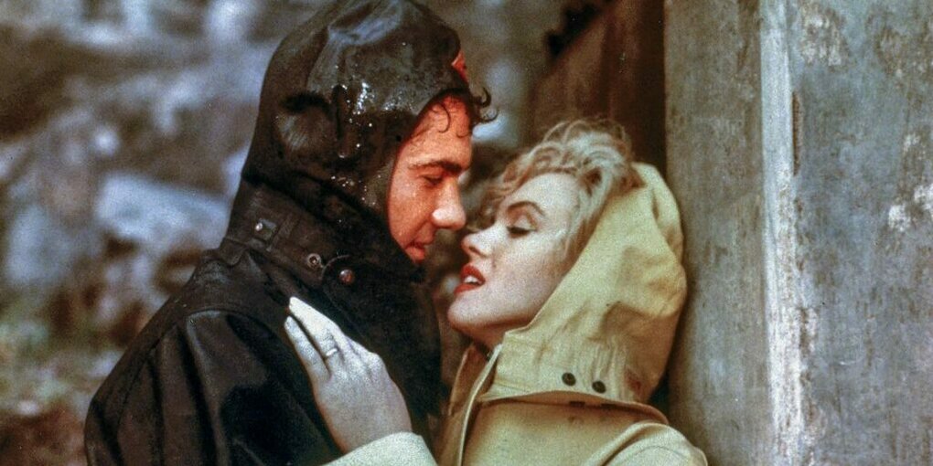 Marilyn Monroe und Jean Peters sich küssend im Regen. Szene aus dem Film "Niagara".