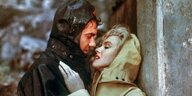Marilyn Monroe und Jean Peters sich küssend im Regen. Szene aus dem Film "Niagara".