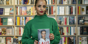 Sawsan Chebli hält ein Buch in die Kamera