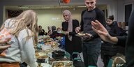 Junge Muslime bedienen sich an einem Buffet beim Mahl am Abend während des Fastenmonats Ramadan.