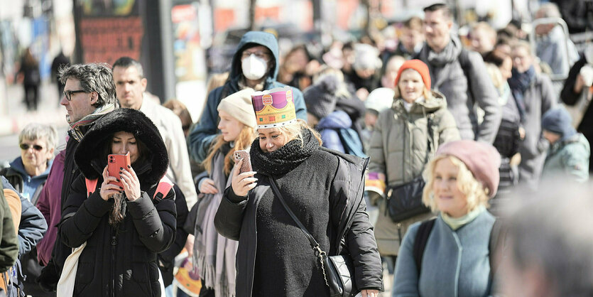 Zahlreiche Menschen warten auf Einlass am Brandenburger Tor vor dem Deutschlandbesuch des britischen Königs Charles III.