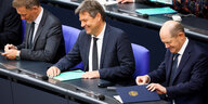 Gut gelaunt im Bundestag: Lindner, Habeck und Scholz nebeneinander