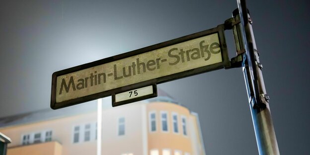 Straßenschild "Martin-Luther-Straße" bei Nacht