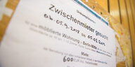 Ein Zettel mit dem Aufruf «Zwischenmieter gesucht» hängt im Foyer der Technischen Universität Berlin (TU).
