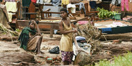 Kleidung hängt an Stromkabeln zum Trocknen in Malawi