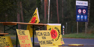 Anti-AKW-Banner vor dem Eingang zum Fabrik in Lingen