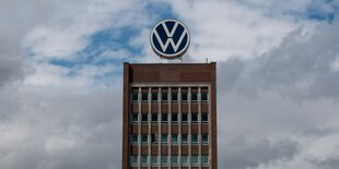 Ein Hochhaus mit dem VW-Logo auf dem Dach