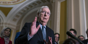 Republikaner Mitch McConnell spricht in Mikrophone