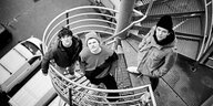 Das Berliner Trio KUF auf einer Wendeltreppe