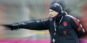 Thomas Tuchel im Bayern-Trainingsanzug zeigt mit dem Zeigefinger nach links