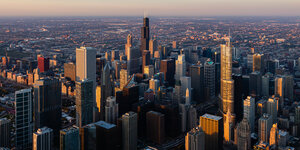 Die Skyline von Chicago bei Sonnenaufgang