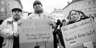 Romn*ja demonstrieren am 11. März 2023 auf dem Rosa-Luxemburg-Platz für ihr Bleiberecht