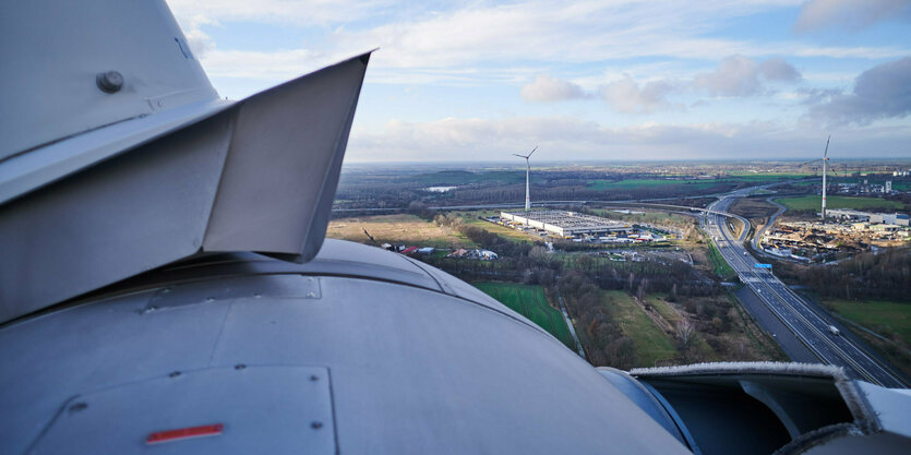 Von einem Berliner Windrad in Pankow sieht man den Windpark Lindenberg