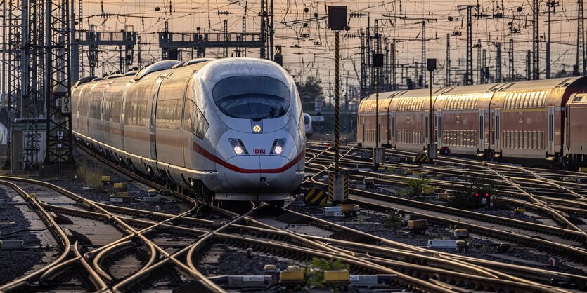 Ein Zug fährt in einen Bahnhof