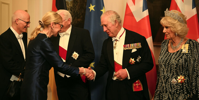 eter Tschentscher (SPD, l), Bürgermeister von Hamburg und seine Frau Eva-Maria Tschentscher, schütteln die Hände von König Charles III. (2.v.r) und Bundespräsident Frank-Walter Steinmeier neben Königsgemahlin Camilla (r) vor einem Staatsbankett im Schloss Bellevue, dem Amtssitz des deutschen Präsidenten.