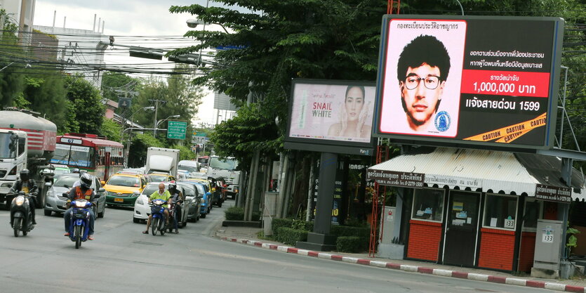 Großes Fahndungsplakat in Bangkok