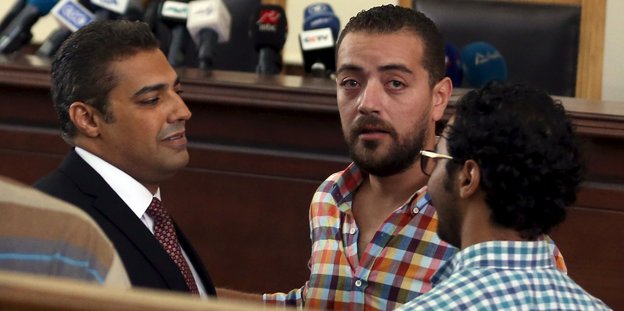 Zwei Al-Dschasira-Journalisten in einem Gerichtssaal