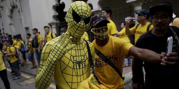 Als Spiderman verkleideter Demonstrant in Malaysia.