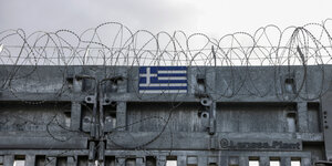 Griechische Fahne vor Stacheldraht