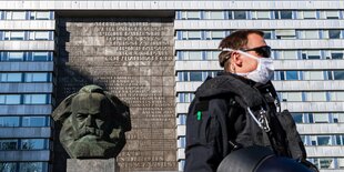 Polizist vor dem Karl Marx Monument in Chemnitz