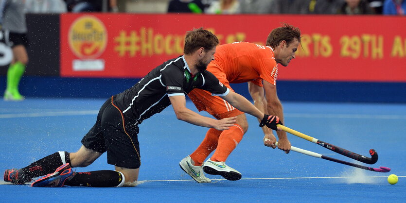 Ein niederländischer Hockeyspieler behauptet den Ball