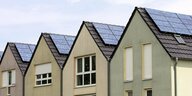 Häuser mit Solaranlagen auf dem Dach