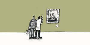 Zwei Menschen stehen in einem Kunstmuseum vor einem Gemälde, das die Mona Lisa zeigt, die ihren Arm in die Höhe hebt