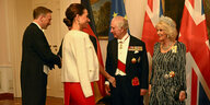 Christian Lindner und seine Frau Franca Lehfeldt stehen vor König Charles III und Königsgemahlin Camilla