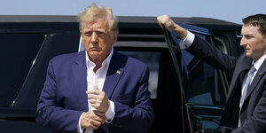 Donald Trump steht vor einer Limousine