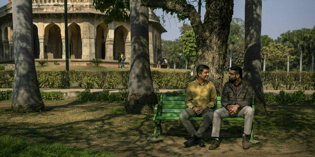 Zwei Männer sitzen auf einer Parkbank