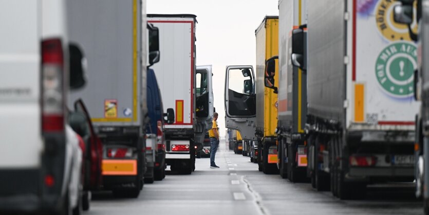 LKW stehen auf der Straße wegen Streik