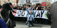 Demonstration mit dem Schild "Go Away"