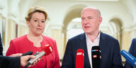 Franziska Giffey (l,SPD) und Kai Wegner (CDU) vor Mikrofonen