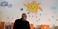 Boyko Borissow steht vor einer Wand, die mit dem Motiv einer Sonne und einer Wolke verziert ist