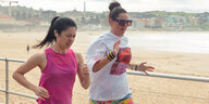 Zwei Frauen joggen am Strand