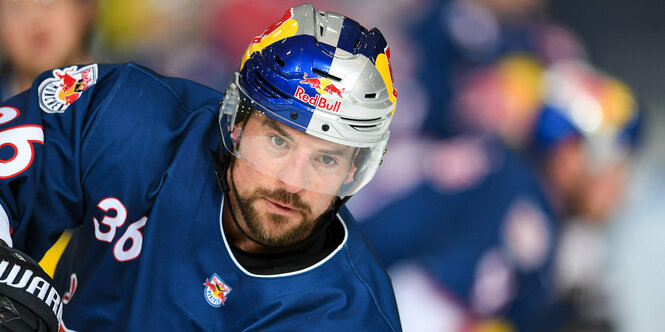 Seihockeyspieler Yannic Seidenberg mit Helm und Trikot in Nahaufnahme