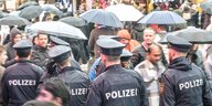 Vier Polizisten in einer Menschenmenge