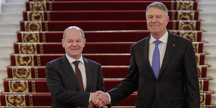 Olaf Scholz und Klaus Iohannis begrüßen sich mit Handschlag